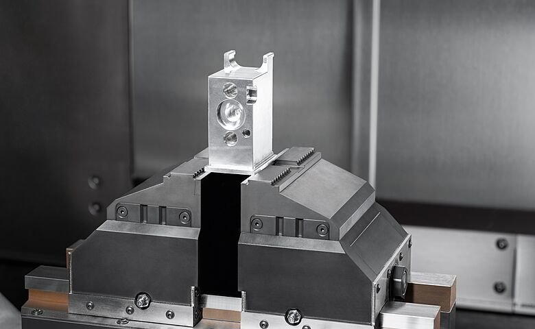 HERMLE RS 05-2 ROBOT SYSTEM WITH AUTOMATIC FINGER CHANGE – GRIPPING, CLAMPING, STOCKING AND MACHINING – AND THIS AROUND THE CLOCK